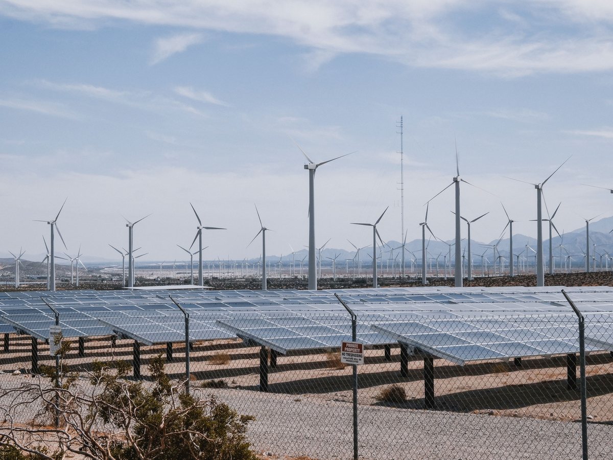 Éoliennes et panneaux solaires raccordés au réseau électrique